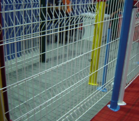 框架護(hù)欄網(wǎng)的特點(diǎn)與應(yīng)用