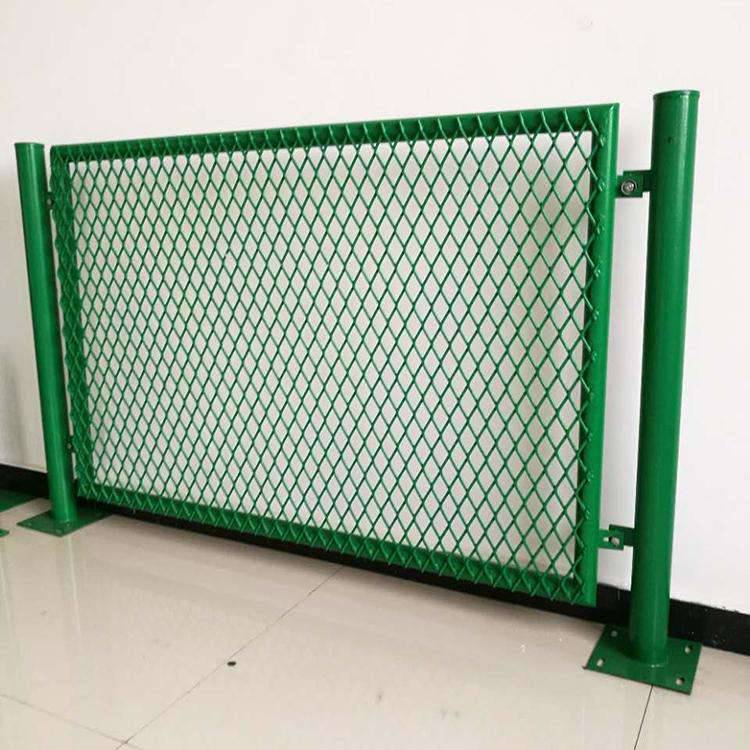 新野縣鐵路護(hù)欄網(wǎng) 守護(hù)安全，聯(lián)通未來(lái)——淺析框架護(hù)欄網(wǎng)與公路護(hù)欄網(wǎng)的應(yīng)用